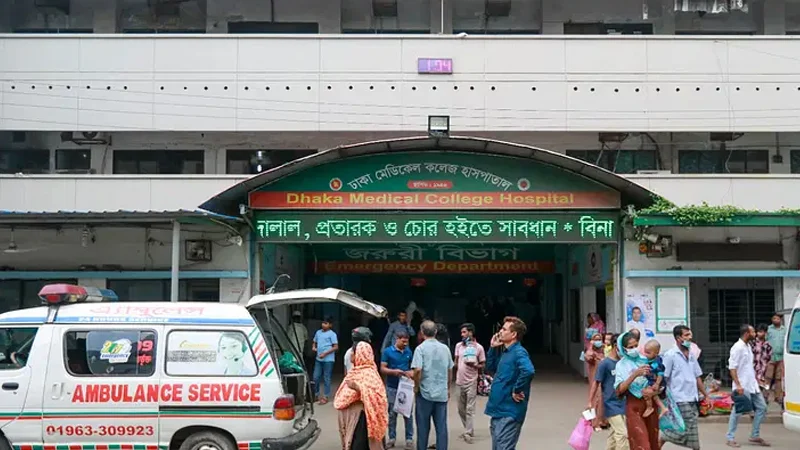 প্রকাশ্যে কুপিয়ে হাতের কবজি বিচ্ছিন্ন করে যুবকের মোবাইল ছিনতাই